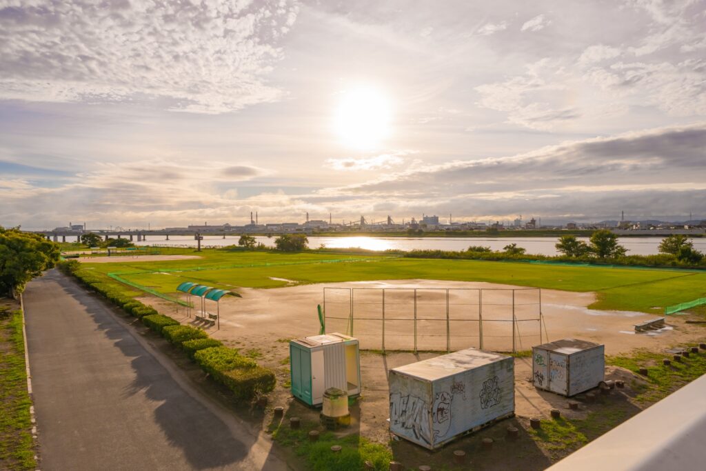 夕方の河川敷野球場